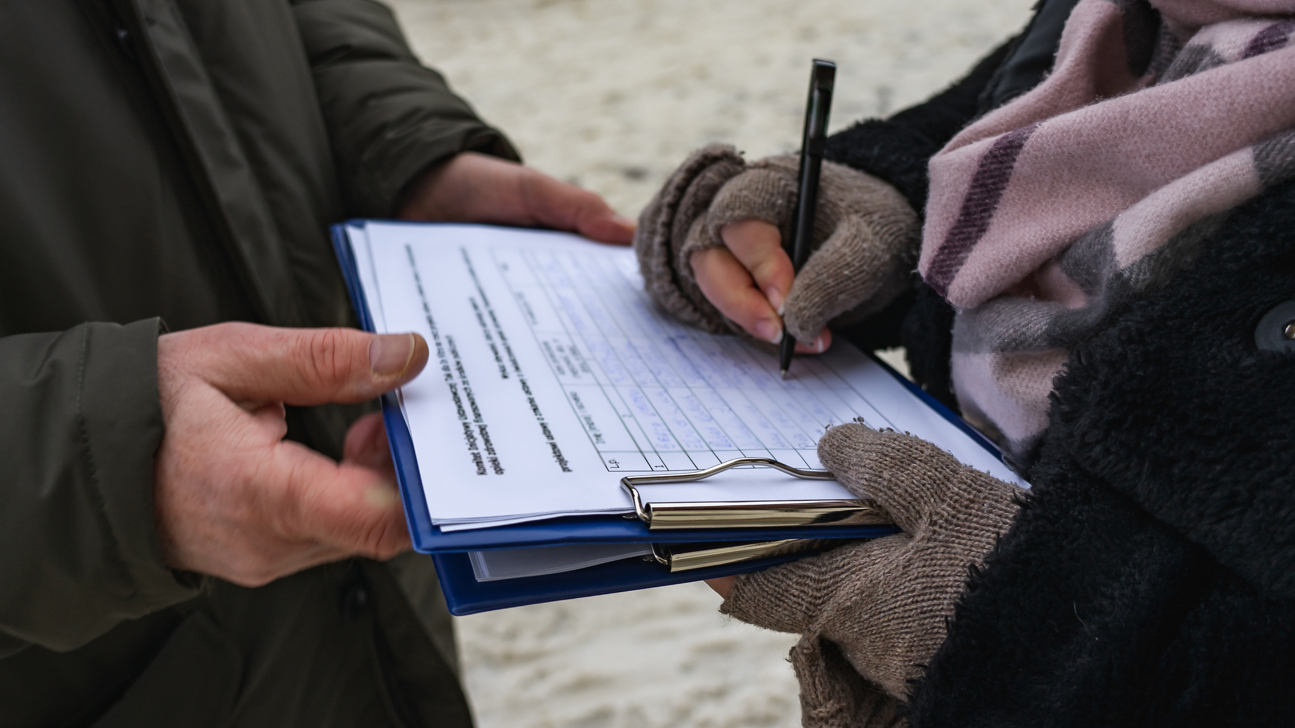 Unterschriften Sammlung Referendum Initiative Istock 1456749503