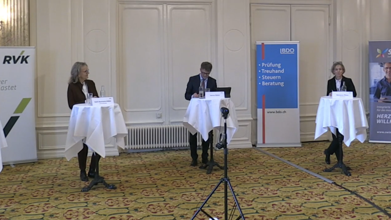 Von Links: Markus Leser, Curaviva Schweiz; Ruth Baumann-Hölzle, Stiftung Dialog Ethik; Hannes Blatter, Moderator, Geschäftsführer Luzerner Forum; Marianne Pfister, Spitex Schweiz; Jörg Kündig, Schweizerischer Gemeindeverband.
