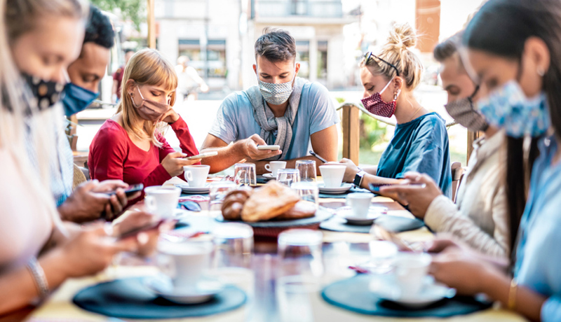 Maske Smartphone Frühstück Tisch Istock 1270469664