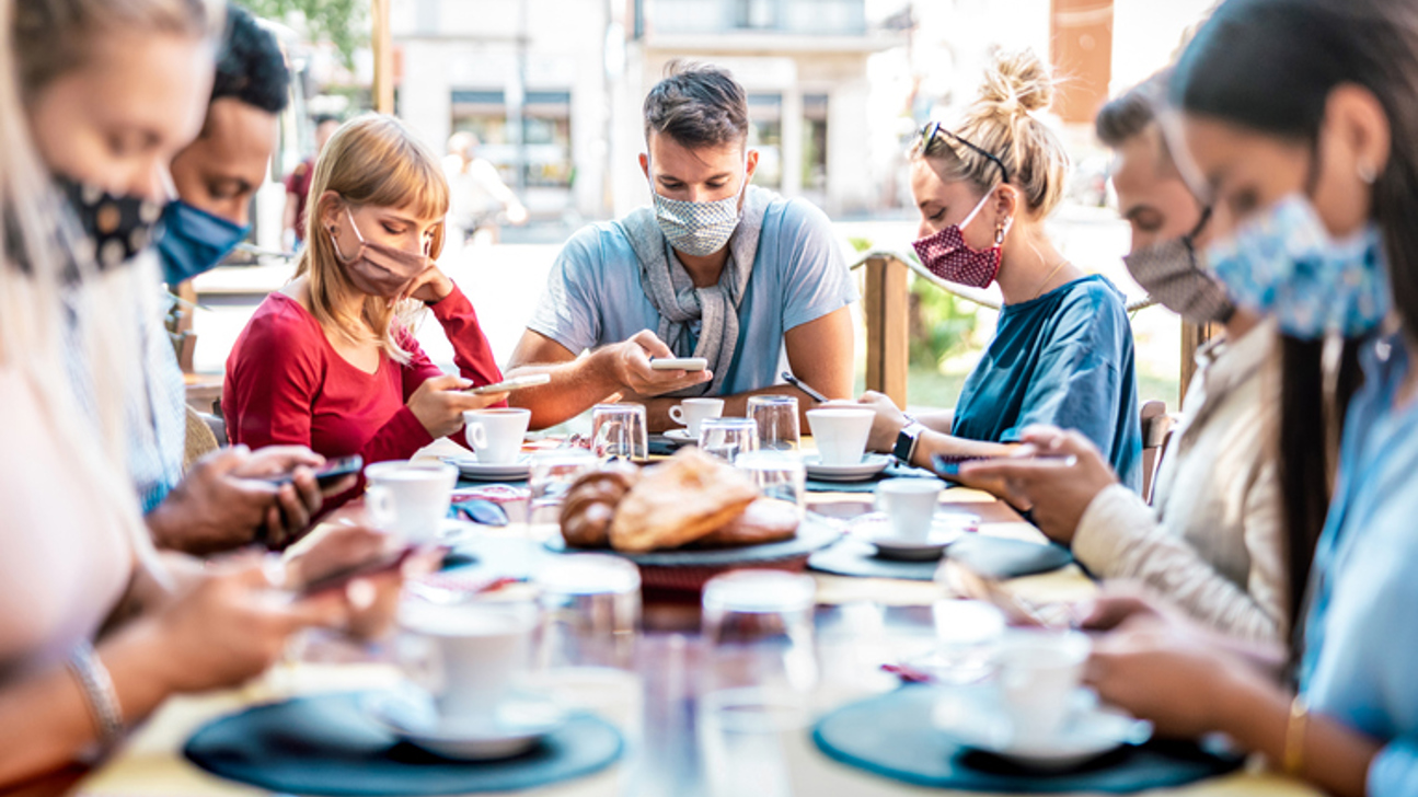 Maske Smartphone Frühstück Tisch Istock 1270469664