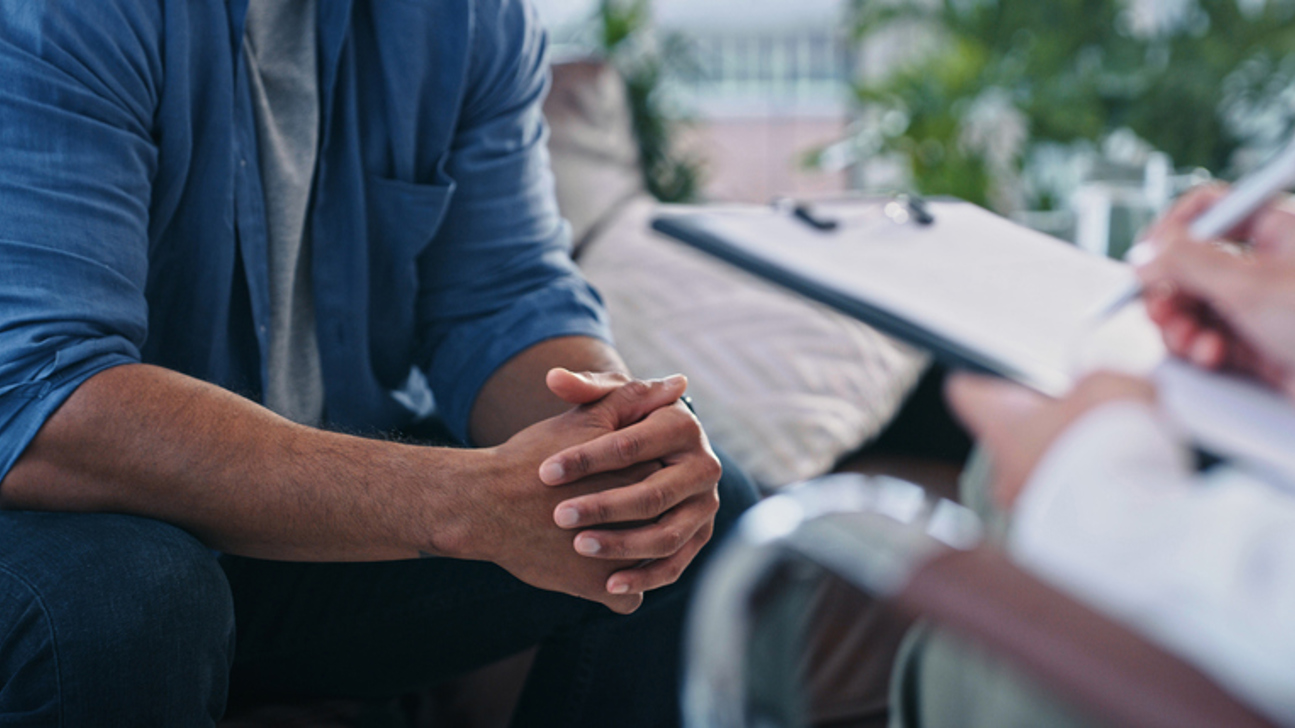 Gespräch Hände Therapie Istock 1355110895