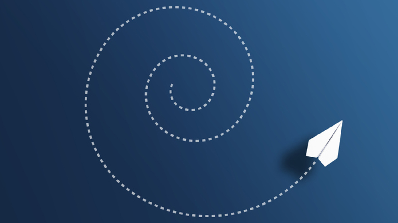 Papierflieger Spirale Istock 1267520725