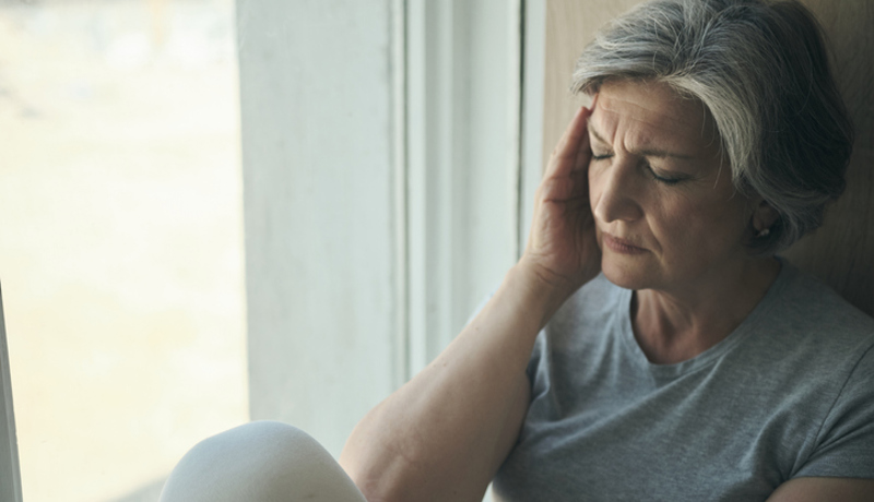 Frau Alt Sorgen Kopfweh Fenster Istock 1344169313