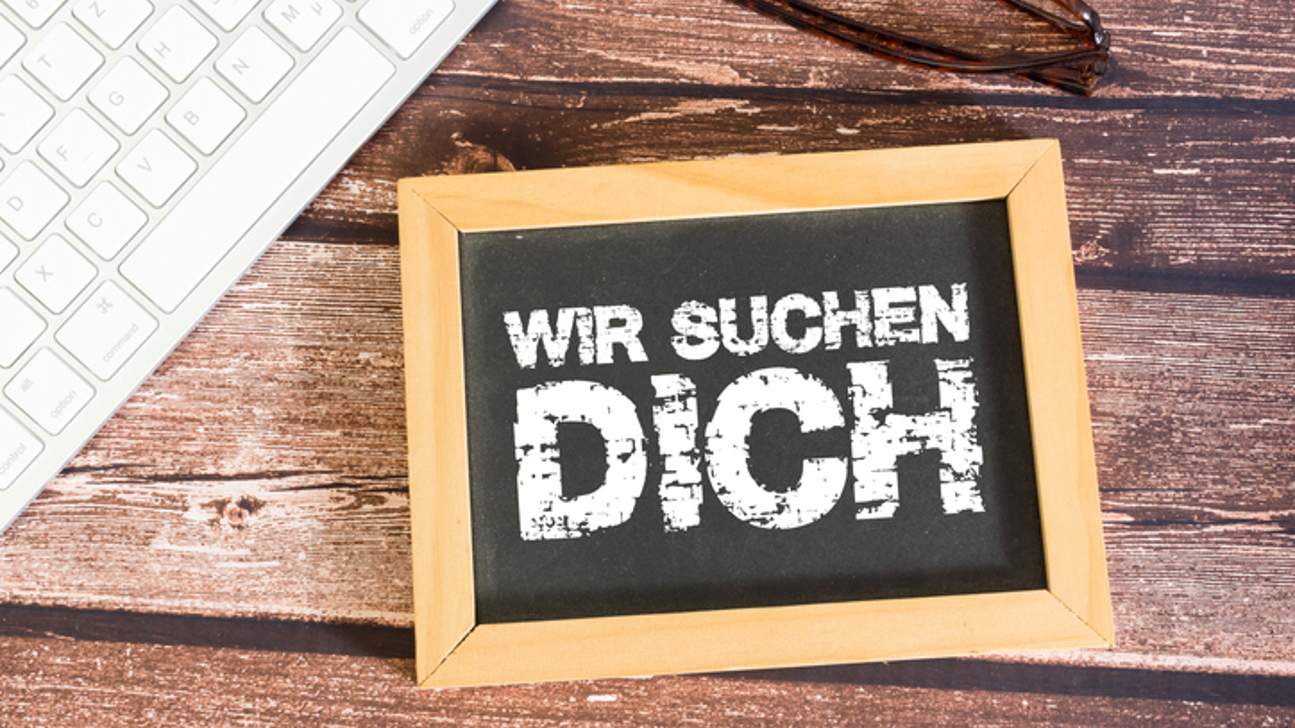 Tafel Suche Tisch Laptop Istock 1330052105
