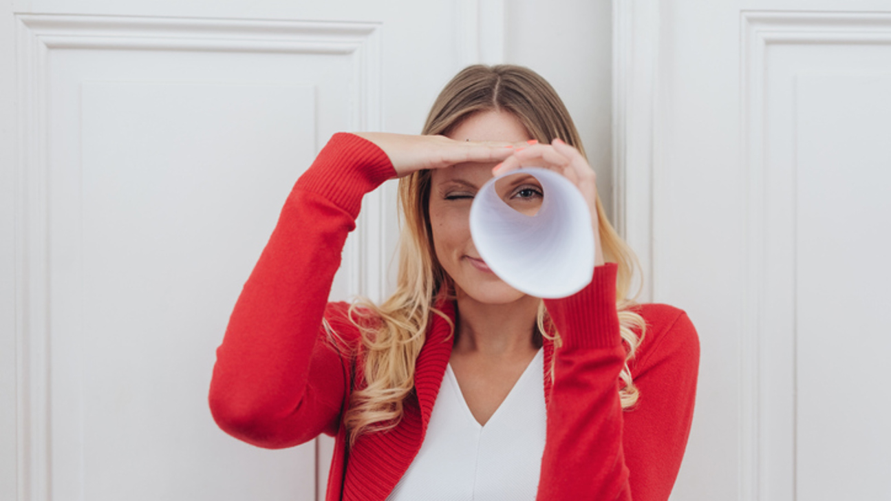 Papier Fernrohr Frau Istock 1077230840