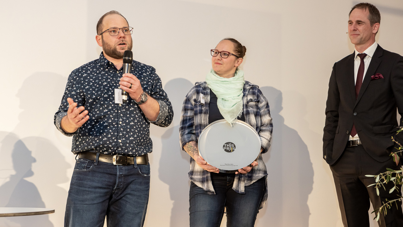 Grosse Freude bei Andreas Schulthess, Inhaber der Bachofner Kanalreinigungen AG. Der KMU-Betrieb aus Fehraltorf gewinnt den Zürcher IV-Arbeitgeberpreis 2023. Ebenfalls im Bild zu sehen sind Ehefrau Jeannine Schulthess und Martin Schilt, Leiter der IV-Stelle des Kantons Zürich.
