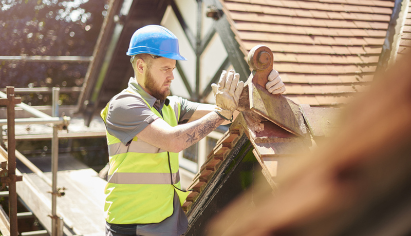 Bau Dachdecker Helm Mann Istock 813697910