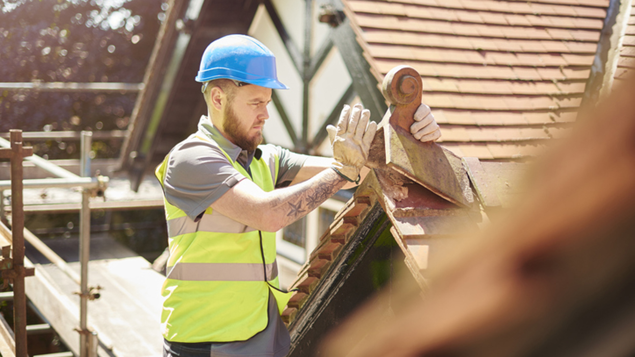 Bau Dachdecker Helm Mann Istock 813697910